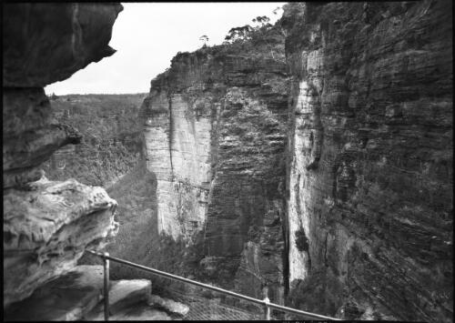 [Sheer mountain face, Blue Mountains] [picture] : [Blue Mountains, New South Wales] / [Frank Hurley]