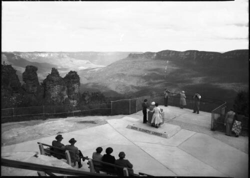 Queen Elizabeth Lookout Katoomba [picture] : [Blue Mountains, New South Wales] / [Frank Hurley]