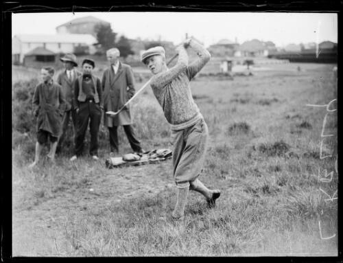 Louis Kelly playing a round of golf with onlookers, New South Wales, 7 October 1932 [picture]