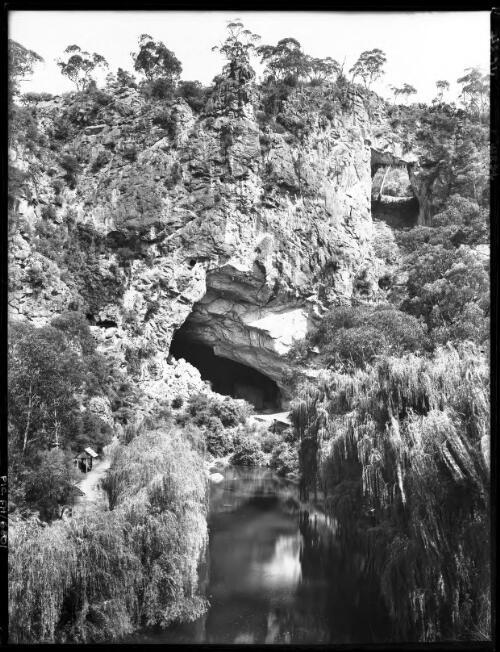 Grand Arch, shows Carlotta, general shot [picture] : [Jenolan Caves, New South Wales] / [Frank Hurley]