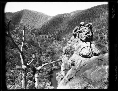 The Pinnacle, wide angle [picture] : [Jenolan Caves, New South Wales] / [Frank Hurley]