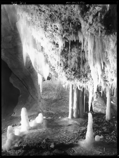 Gem of South, Temple Baal [picture] : [Jenolan Caves, New South Wales] / [Frank Hurley]