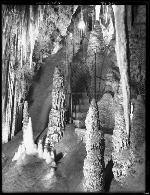 The Indian Chamber, Orient Cave, [3] [picture] : [Jenolan Caves, New South Wales] / [Frank Hurley]
