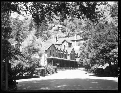 Caves House from road, 12m from Hill [picture] : [Jenolan Caves, New South Wales] / [Frank Hurley]