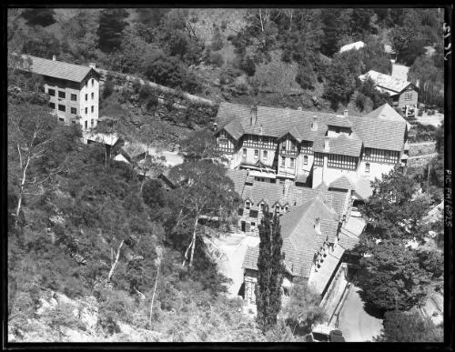 Caves House, telephoto from Hill [picture] : [Jenolan Caves, New South Wales] / [Frank Hurley]
