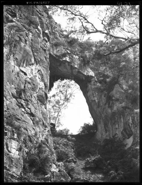Carlotta Arch [3] [picture] : [Jenolan Caves, New South Wales] / [Frank Hurley]