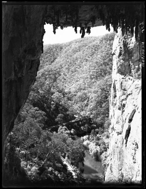 Carlotta Arch [1] [picture] : [Jenolan Caves, New South Wales] / [Frank Hurley]