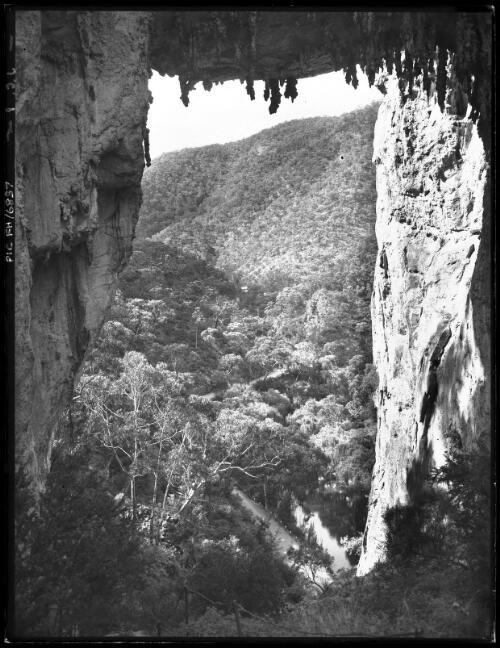 Carlotta Arch, Jenolan Caves, New South Wales, 1 [picture] / Frank Hurley