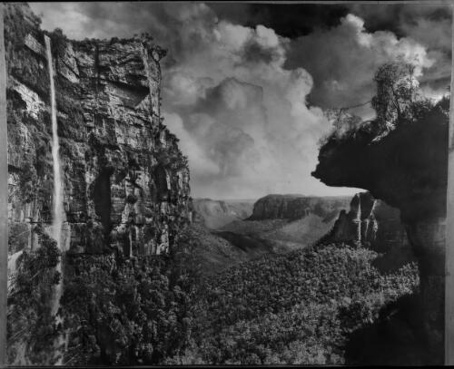 [The Blue Mountains, New South Wales with Govett's Leap waterfall to the right, 2] [picture] / [Frank Hurley]