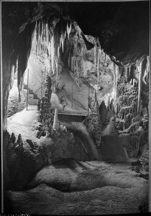 [The Indian Chamber, Orient Cave, 2] [picture] : [Jenolan Caves, New South Wales] / [Frank Hurley]
