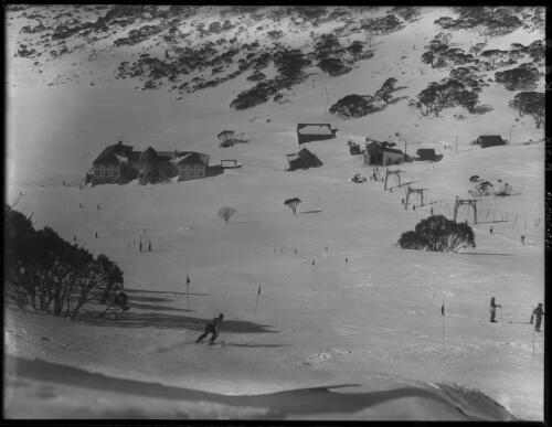 [Charlotte Pass, slalom race and recreational skiers] [picture] : [Kosciuszko, New South Wales] / [Frank Hurley]