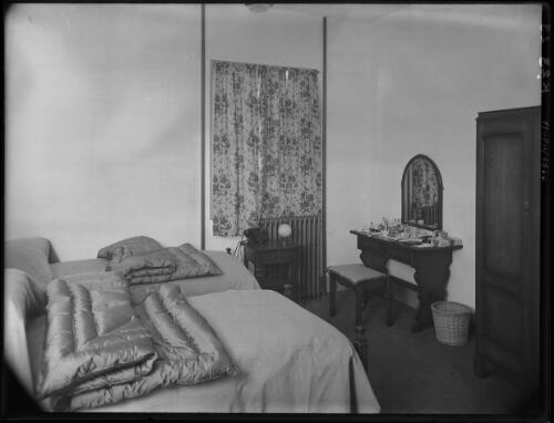[Charlotte Pass, dormitory] [picture] : [Kosciuszko, New South Wales] / [Frank Hurley]