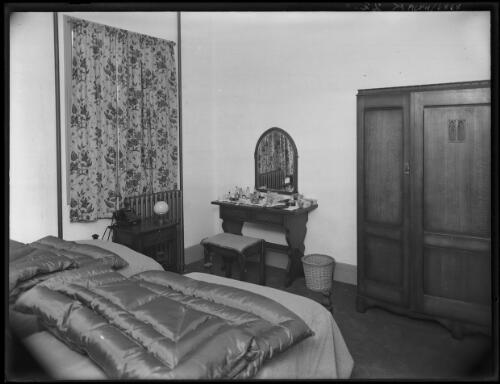 A class room [dormitory] [picture] : [Kosciuszko, New South Wales] / [Frank Hurley]