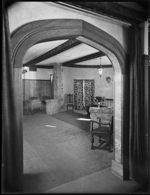 Vertical through arch into main room [Charlotte Pass] [picture] : [Kosciuszko, New South Wales] / [Frank Hurley]