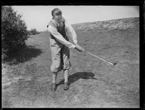 Mr M. Finley putting a golf ball, New South Wales, October 1932 [picture]