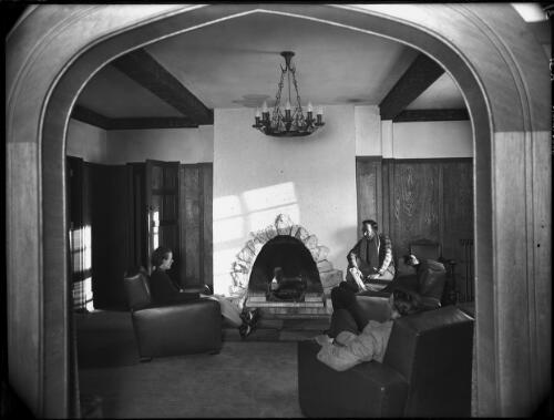 Through arch into small sitting room [Charlotte Pass] [picture] : [Kosciuszko, New South Wales] / [Frank Hurley]