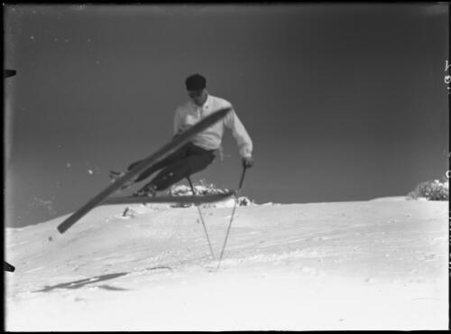 Ski study [3] [picture] : [Kosciuszko, New South Wales] / [Frank Hurley]