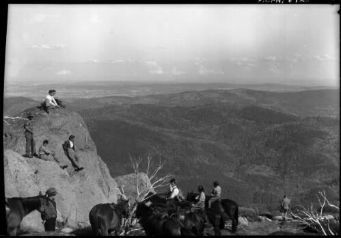 [Riding group looking over alps from above the old Hotel site] [picture] : [Kosciuszko, New South Wales] / [Frank Hurley]