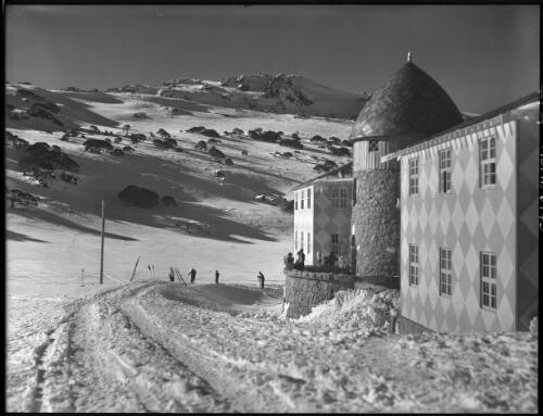 [Front of Chalet, Charlotte Pass] [picture] : [Kosciuszko, New South Wales] / [Frank Hurley]