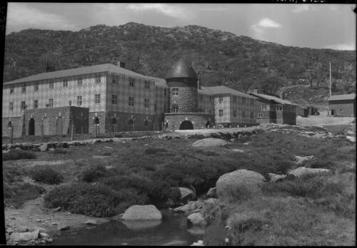 General view Chalet in summertime [picture] : [Kosciuszko, New South Wales] / [Frank Hurley]