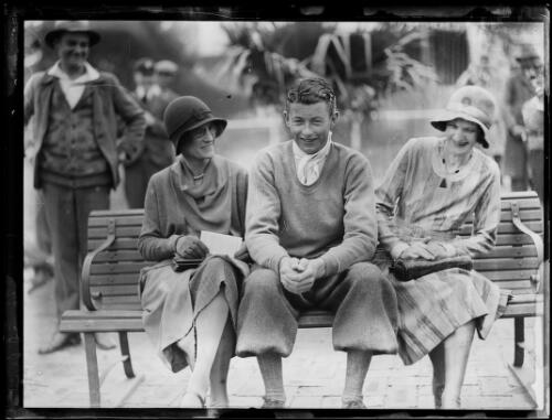 Amateur golfer H. Williams sitting on a bench with two women, New South Wales, ca. 1930s [picture]