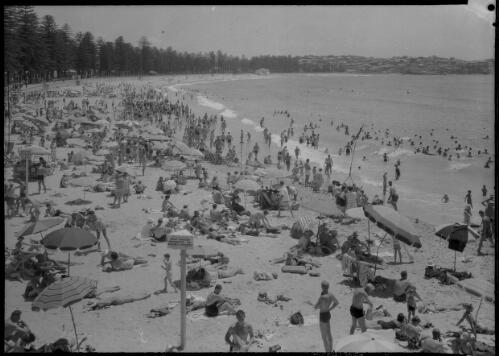[Crowded beach scene with people, deckchairs, umbrellas etc, Manly, 2] [picture] : [Manly, New South Wales] / [Frank Hurley]