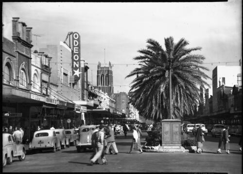 Corso Manly [the Corso, Manly's famous pedestrian plaza] [picture] : [Manly, New South Wales] / [Frank Hurley]