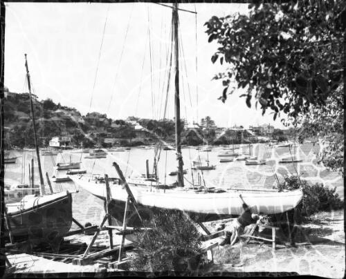 Manly [boat builder at work, North Harbour] [picture] : [Manly, New South Wales] / [Frank Hurley]
