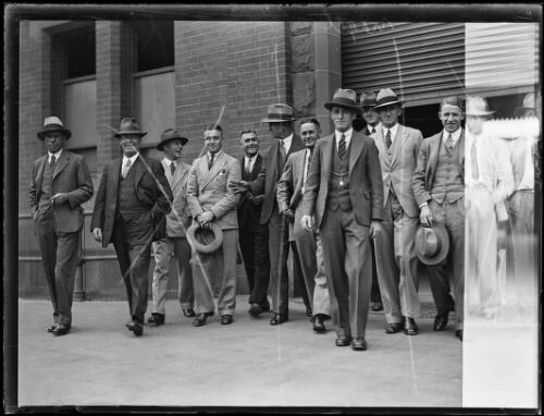 Victorian cricket team arriving at Central Station in Sydney, New South Wales, 27 January 1932 [picture]