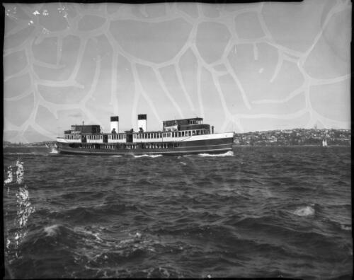 Ferry boats Sydney Harbour [the Sydney] [picture] : [Manly, New South Wales] / [Frank Hurley]