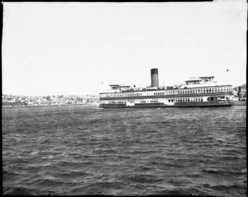 Ferry boats Sydney Harbour [Kalang] [picture] : [Manly, New South Wales] / [Frank Hurley]