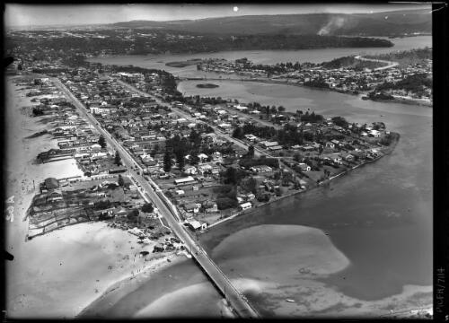 Narrabeen & Lakes close [picture] : [Aerial views, Sydney, New South Wales] / [Frank Hurley]
