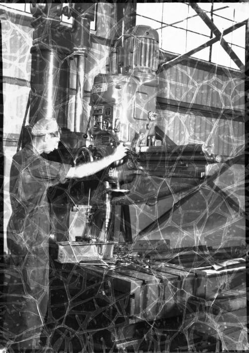 [Worker operating machine, Pelton Mine, New South Wales] [picture] / [Frank Hurley]