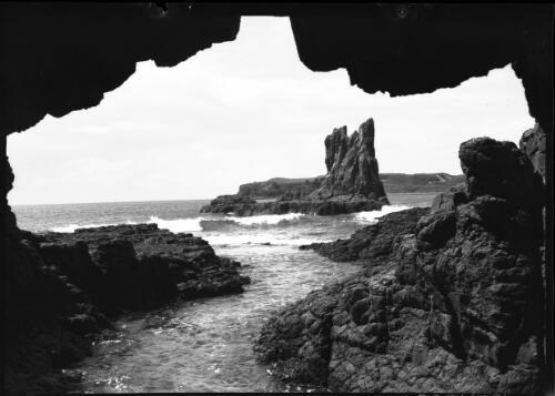 Cathedral rock Kiama, N.S.W. [New South Wales] [picture] / [Frank Hurley]