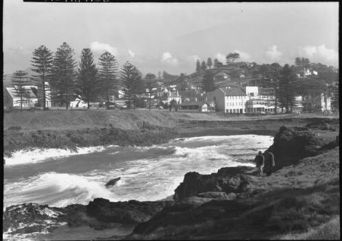 Brighton Hotel across Storm Bay, Kiama [New South Wales] [picture] / [Frank Hurley]
