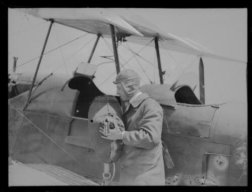 Lieutenant Quiller loading a parachute bag into his plane, New South Wales, 1928 [picture]