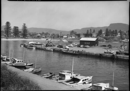 Woollongong [Wollongong], N.S.W. sth coast boat harbour [picture] / [Frank Hurley]