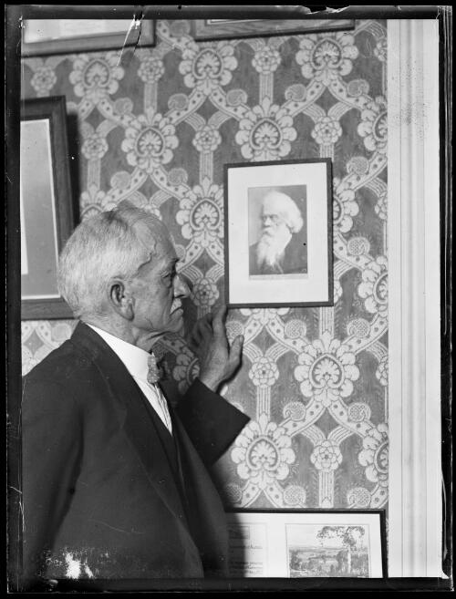 George Cannon looking at a photograph of Henry Parkes, New South Wales, 19 October 1931, 2 [picture]