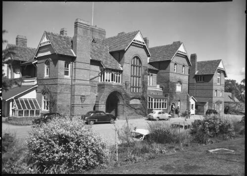 New England University, Armidale, NSW [picture] : [New England, New South Wales] / [Frank Hurley]