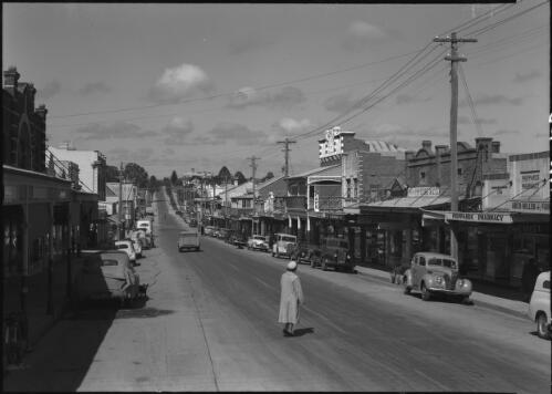Road scene, Tenterfield [main street] [picture] : [New England, New South Wales] / [Frank Hurley]