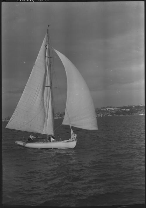 Yachts on Harbour [3] [picture] : [Sydney Harbour, New South Wales] / [Frank Hurley]