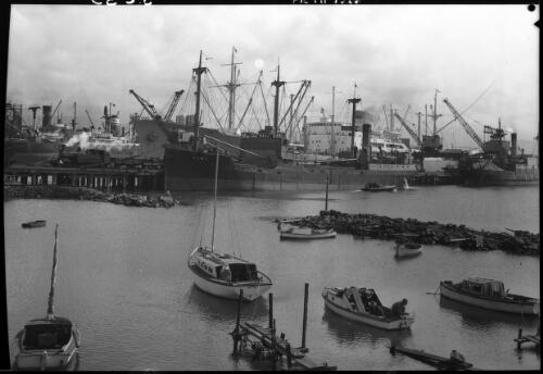 Shipping at the Port Kembla [picture] : [South Coast, New South Wales] / [Frank Hurley]