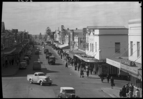 Crown Street, Wollongong, New South Wales, ca. 1950 [picture] / Frank Hurley