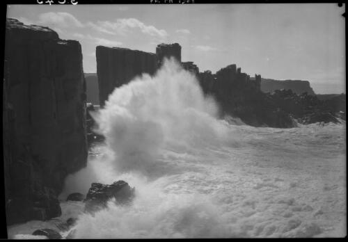 Coastal scene Bombo, big surf breaking [picture] : [South Coast, New South Wales] / [Frank Hurley]