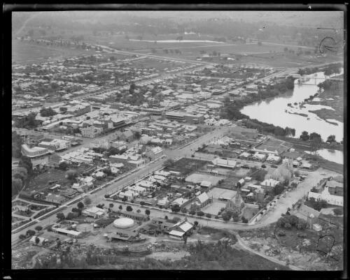 Aerial view of Wagga Wagga township, river and showgrounds, Wagga Wagga, New South Wales, ca. 1930s, 2 [picture]