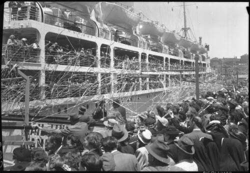 Ship departure, Sydney [picture] : [Sydney, New South Wales] / [Frank Hurley]