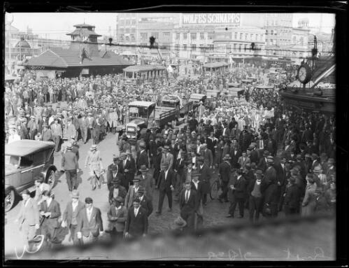Crowds at an anti-war demonstration in Railway Square during the Great Depression, Sydney, 3 August 1932, 1 [picture]