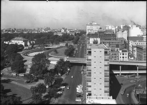 [Panorama of Sydney showing the Domain, Cahill Expressway and Circular Quay, 2] [picture] : [Sydney, New South Wales] / [Frank Hurley]