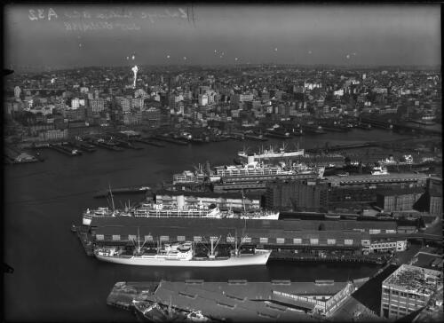 Sydney looking across Walsh B. [i.e. Bay], P&O Ships in FG. [P&O liner Orcades in middleground] [picture] : [Aerial views, Sydney, New South Wales] / [Frank Hurley]