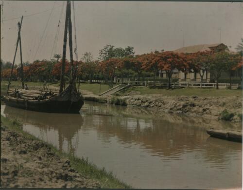 [Log-laden felucca in canal, Middle East] [picture] / [Frank Hurley]